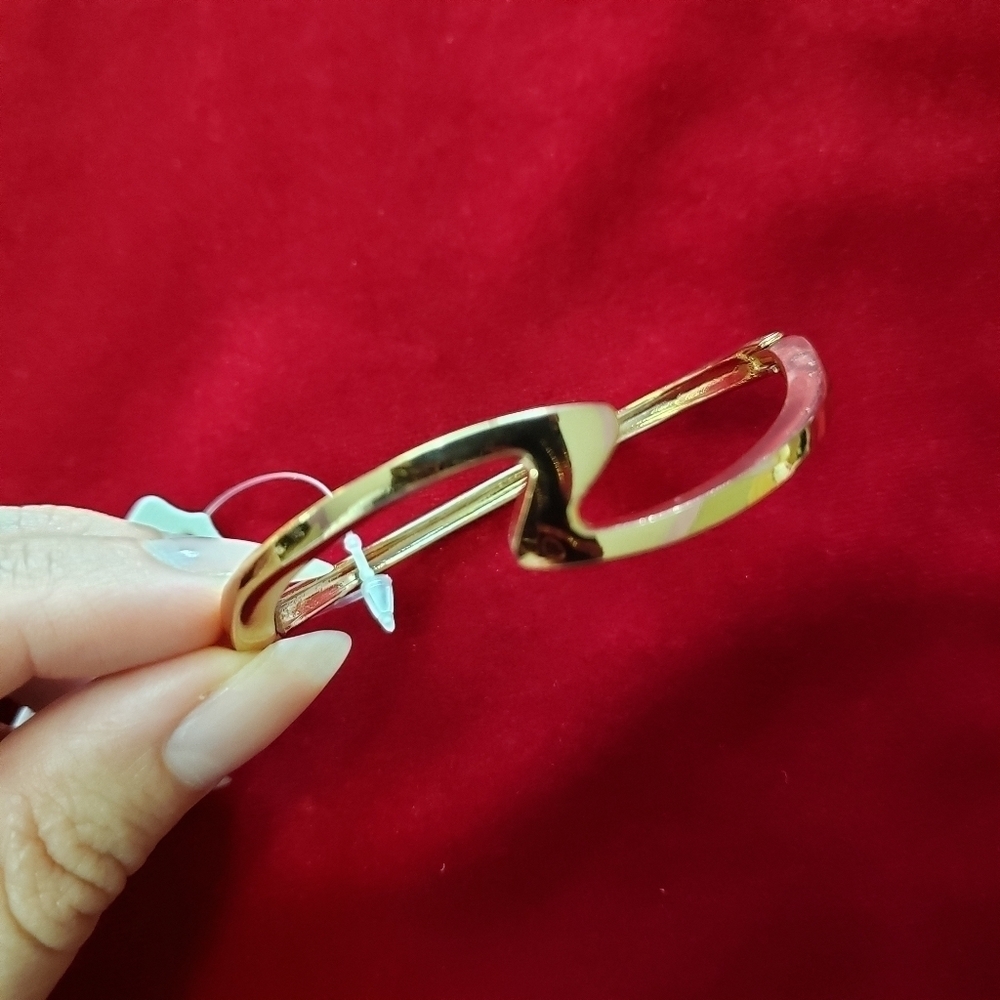 Gold Tone Bracelet - Picture 9 of 11